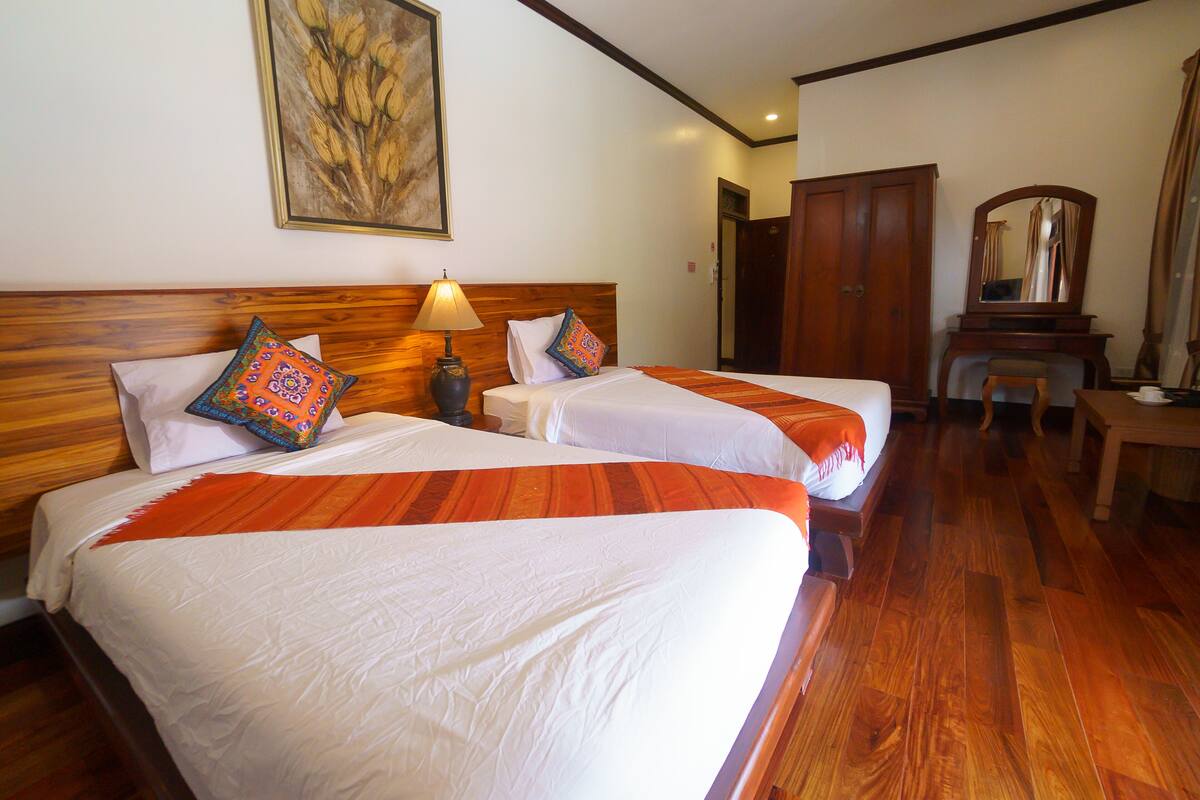 Deluxe Twin Room | Gebar bulu kapas, bar mini, meja, kalis bunyi 