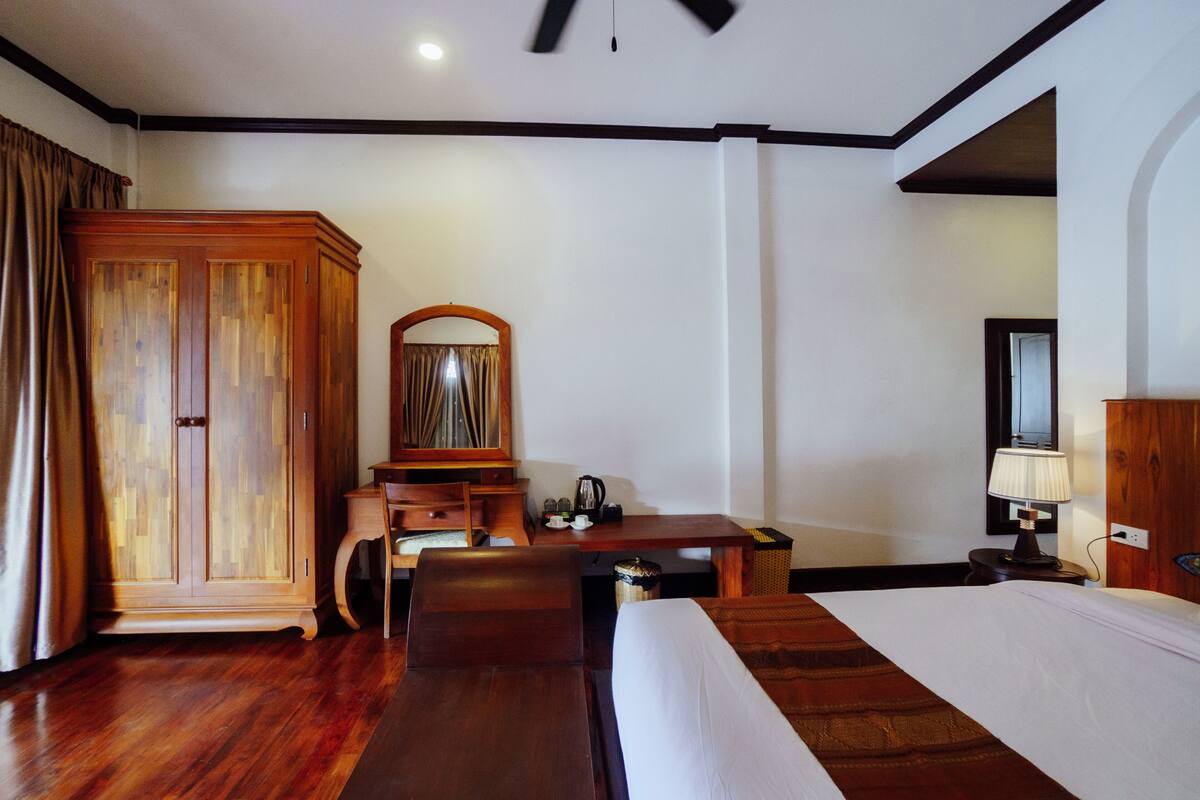 Deluxe Double Room | Gebar bulu kapas, bar mini, meja, kalis bunyi 