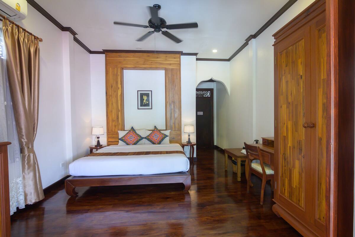 Luxury Double Room | Gebar bulu kapas, bar mini, meja, kalis bunyi 