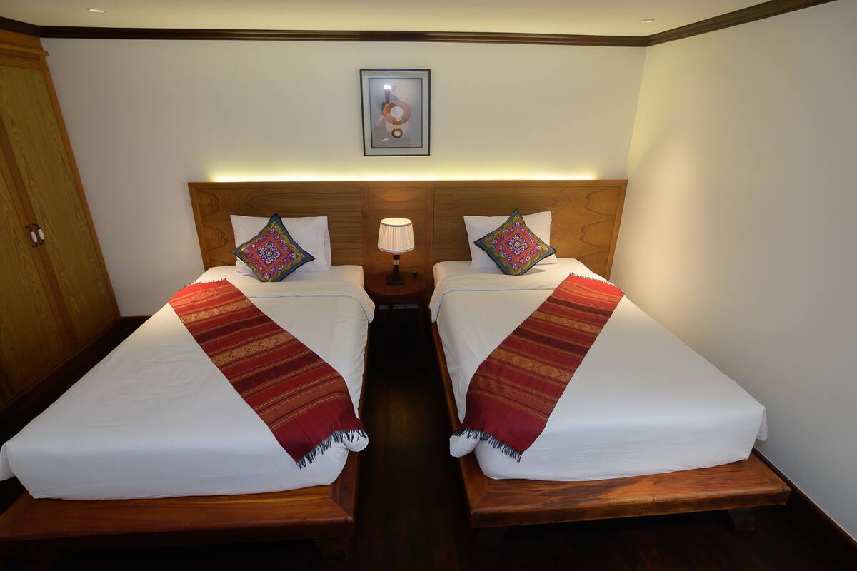 Standard Twin Room | Gebar bulu kapas, bar mini, meja, kalis bunyi 