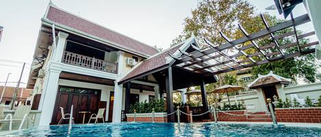 Outdoor pool, lifeguards on site