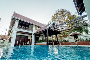 Piscine extérieure, maîtres-nageurs sur place
