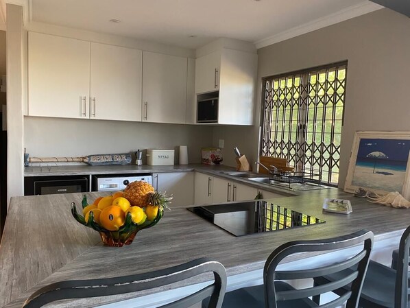 Fridge, oven, stovetop, cookware/dishes/utensils