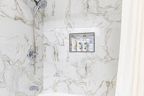 Séchoir à cheveux, serviettes fournies, shampooing, papier de toilette