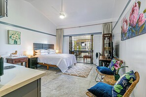 Escritorio, wifi y ropa de cama 
