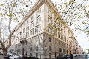 Un edificio histórico con un estilo arquitectónico clásico, que presenta una fachada simétrica con ventanas regularmente distribuidas y una entrada central.