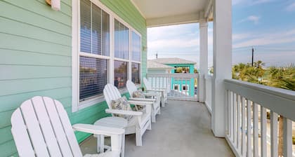 Beautiful Home in Gated Village Walk, 2 Shared Heated Pools, Pets Allowed, Garage Access