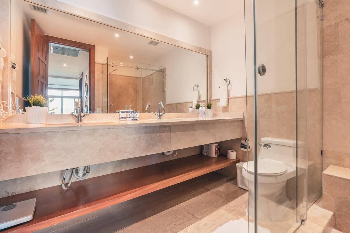 Shower, towels, shampoo