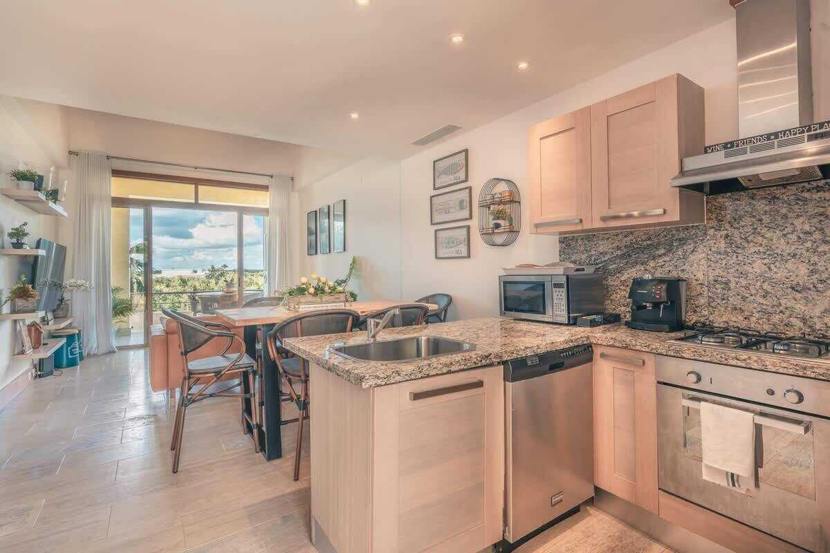 Fridge, oven, stovetop, coffee/tea maker