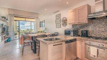 Fridge, oven, stovetop, coffee/tea maker