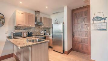 Fridge, oven, stovetop, coffee/tea maker