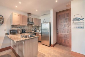 Fridge, oven, stovetop, coffee/tea maker