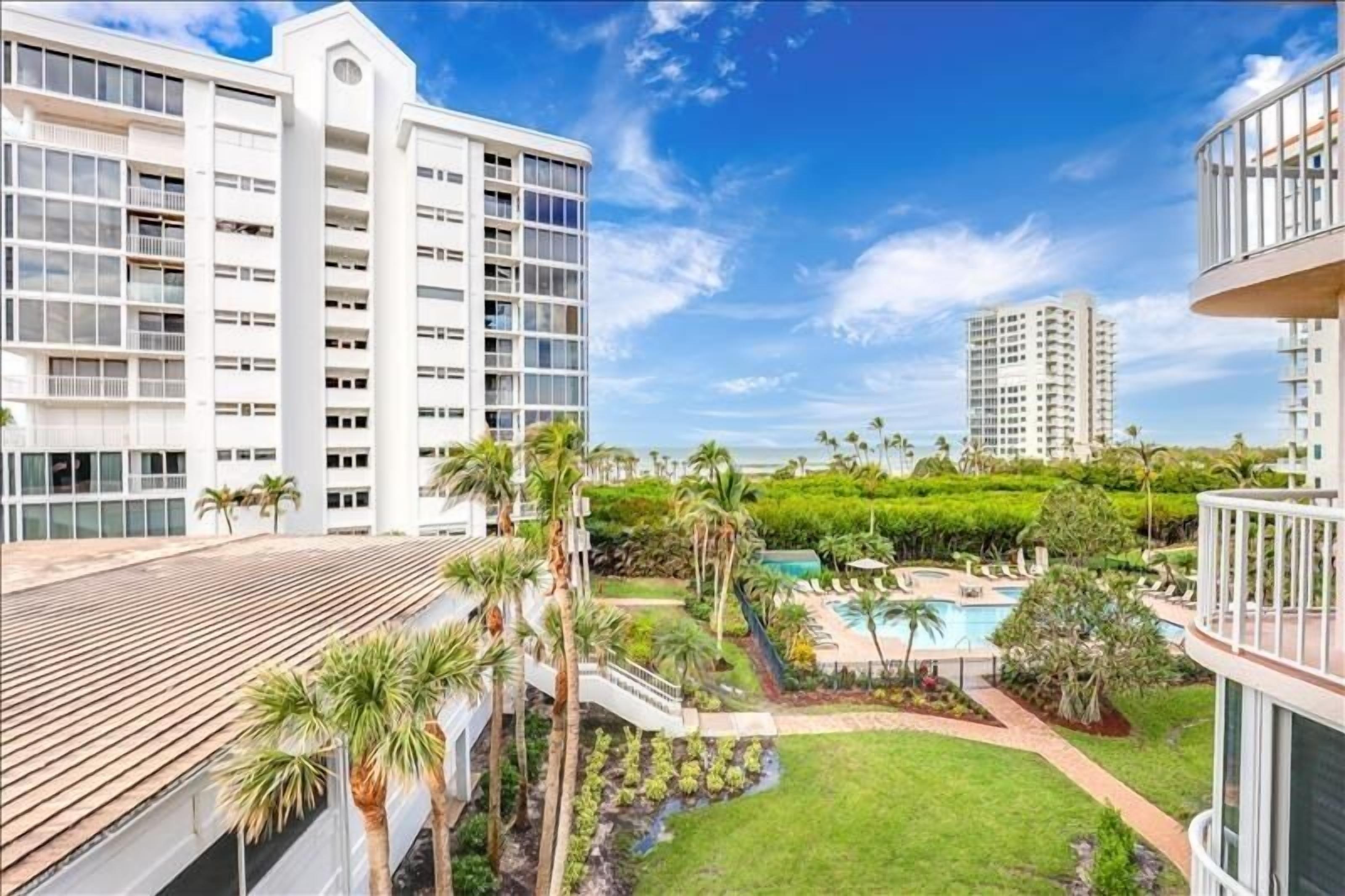 Beautiful 2 bedroom steps from the beach - CL0203e