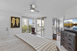 3 Schlafzimmer, Schreibtisch