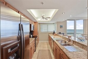 Cafetera y tetera, tostadora y comedor 