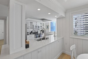 Kaffetrakter/tekoker, brødrister og spisebord