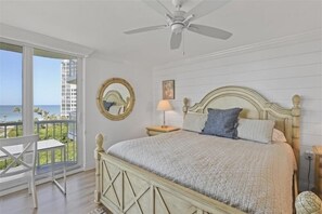 3 bedrooms - Enjoy coastal living in this 3 bedroom condo-WS0501 (Naples)