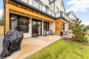 Exterior - Modern, view-worthy townhome with grill, W/D, shared pools & rental kayaks (Manson)