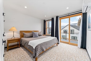 3 bedrooms, Internet, bed sheets - Modern, view-worthy townhome with grill, W/D, shared pools & rental kayaks (Manson)