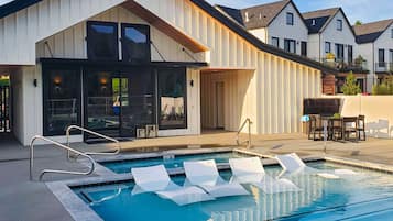 Inomhuspool och uppvärmd pool