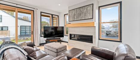 TV, lareira, DVD player