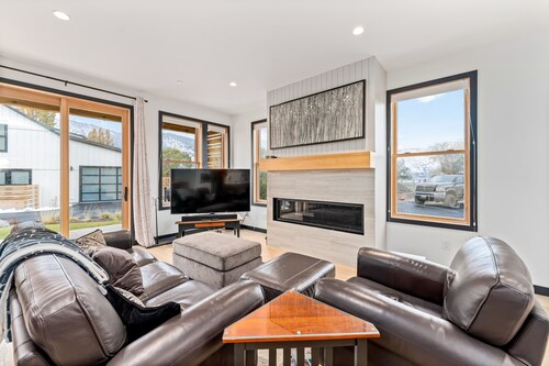 Modern, view-worthy townhome with grill, W/D, shared pools & rental kayaks