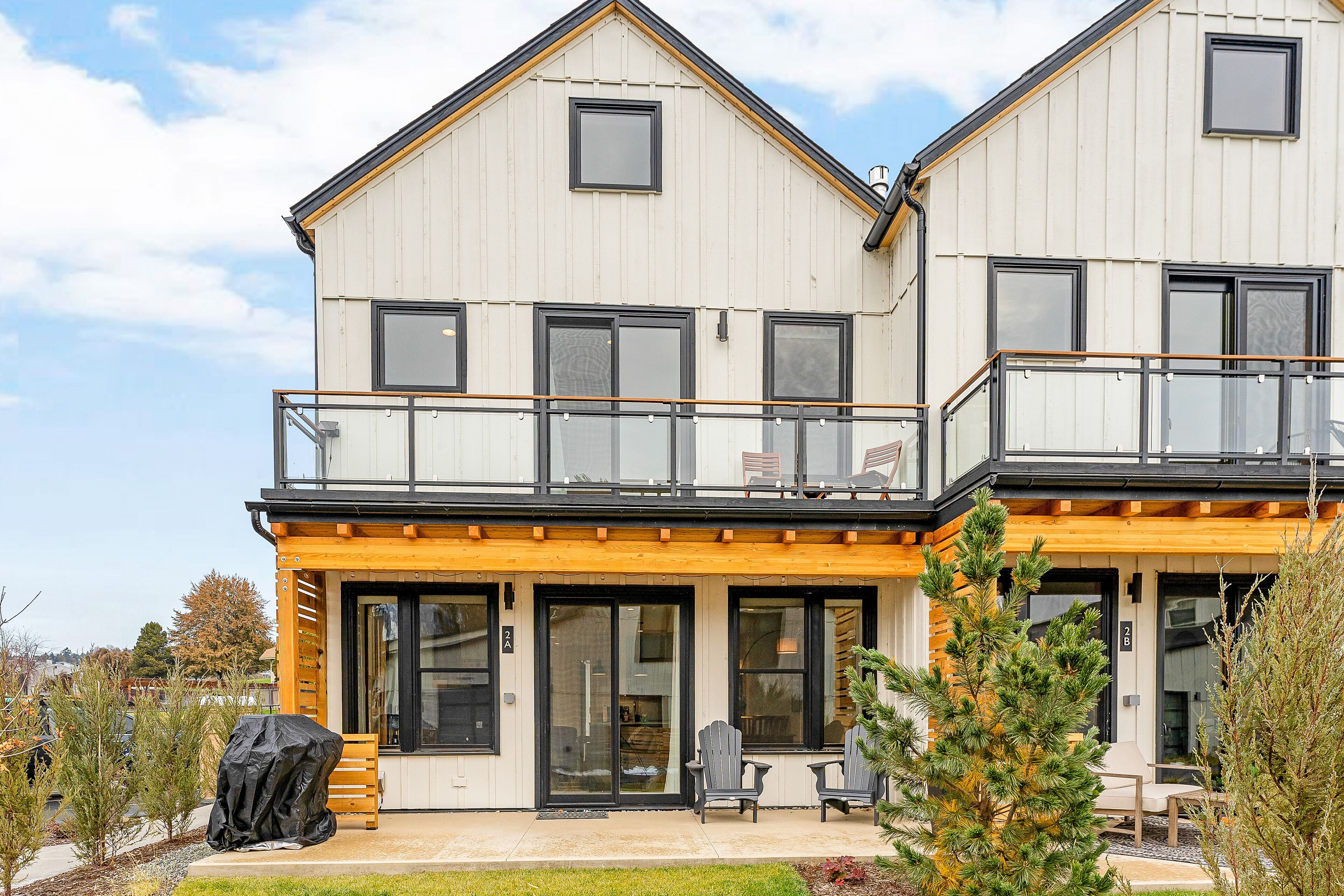 Modern, view-worthy townhome with grill, W/D, shared pools & rental kayaks
