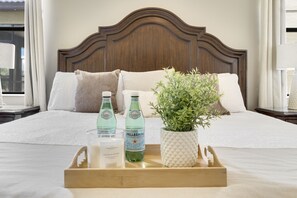 8 chambres, bureau, fer et planche à repasser, lit parapluie