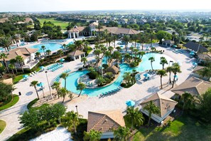 Ein Luftbild eines Resorts mit mehreren Schwimmbecken, Palmen und Liegebereichen.