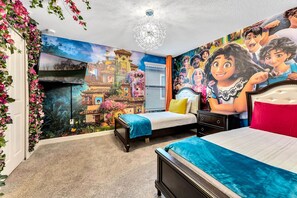 Un dormitorio con un mural, una cama, una mesita de noche y un aparador.