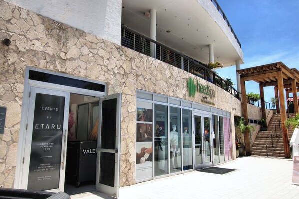 A building with a stone facade, a spa named 'Heed Spa,' and a sign for 'ETARU' offering events.