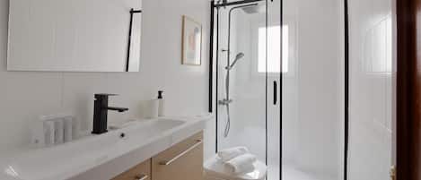 Douche, séchoir à cheveux, serviettes fournies