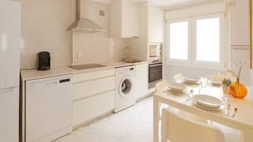 Una cocina moderna con lavavajillas, lavadora y horno.