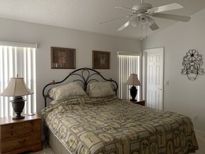 4 camere, una scrivania, ferro/asse da stiro, culla da viaggio