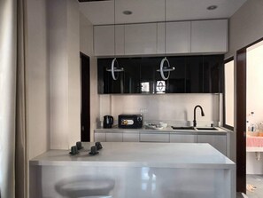 Private kitchen - Elegant/ Centrally located townhouse. (Lapu-Lapu City)