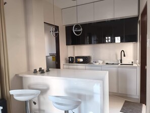 Private kitchen - Elegant/ Centrally located townhouse. (Lapu-Lapu City)
