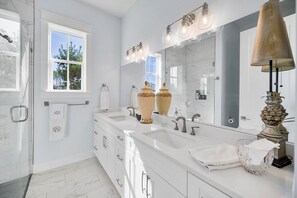 Combined shower/bathtub, hair dryer, towels
