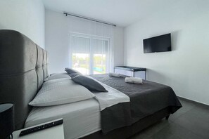 4 quartos, cofres nos quartos, ferros/tábuas de passar roupa