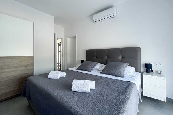 4 bedrooms, in-room safe, iron/ironing board, free WiFi