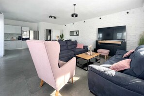 TV, mesa de pingue-pongue