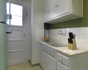 Douche, sèche-cheveux, serviettes fournies