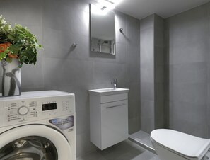 Dusche, Haartrockner, Handtücher