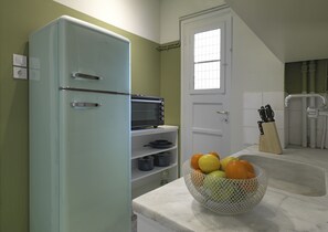 Kühlschrank, Ofen, Wasserkocher mit Kaffee-/Teezubehör, Wasserkocher