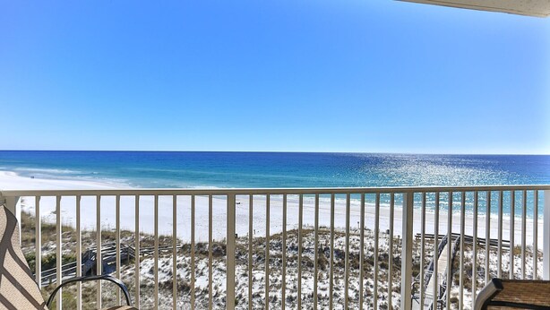A balcony with a view of a beach and ocean. - Destin on the Gulf 606 (Destin)