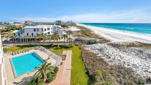 Et hotel ved stranden med swimmingpool, direkte adgang til stranden og havudsigt.