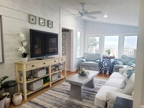 Smart TV, chimenea, libros y estéreo 