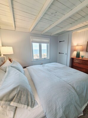 3 bedrooms, desk, iron/ironing board, travel crib