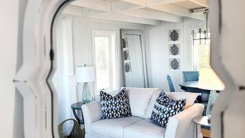 Smart-tv, eldstad, böcker och en stereo