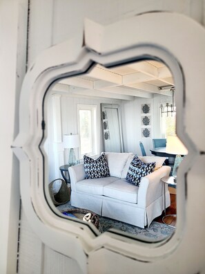 Smart TV, chimenea, libros y estéreo 