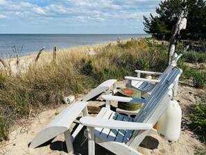 على الشاطئ، كراسي للتشمس، مناشف للشاطئ